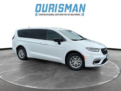 New 2025 Chrysler Pacifica Select