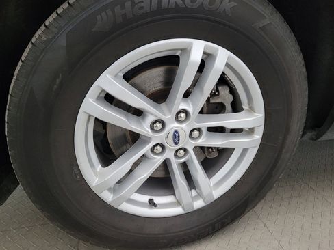 Used 2023 Ford Explorer XLT w/ Equipment Group 202A AWD/4WD image 31