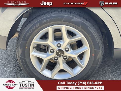 Used 2025 Kia Soul LX w/ LX Technology Package FWD image 11
