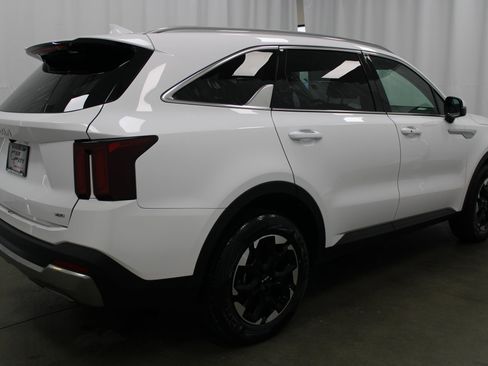 Used 2024 Kia Sorento S image 5