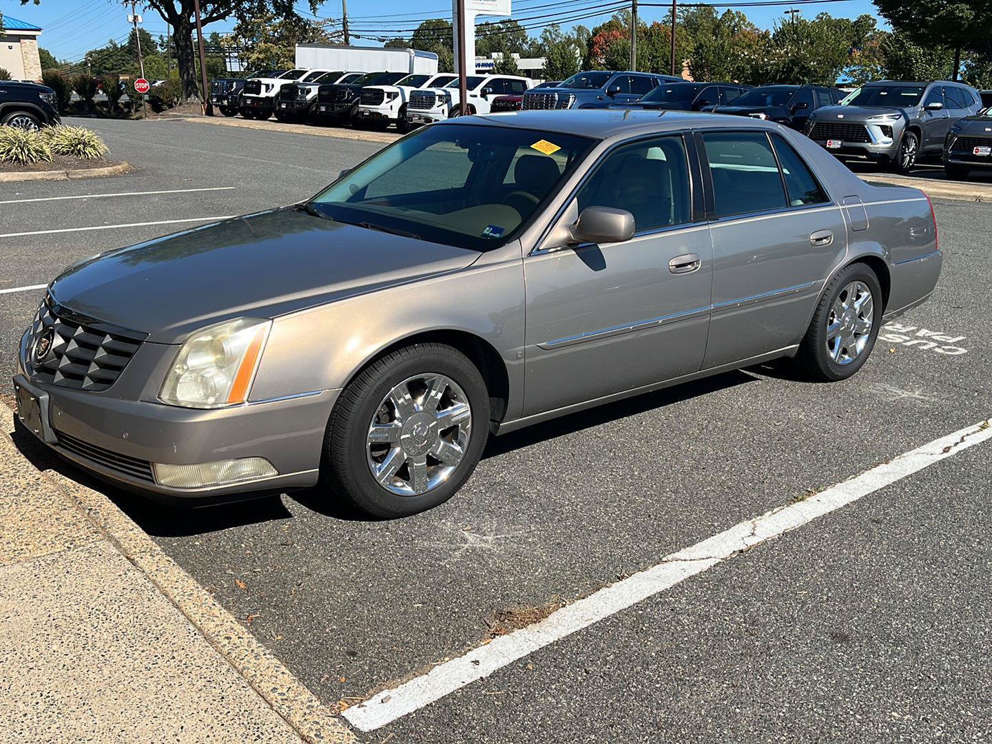 Used 2006 Cadillac DTS w/ Trunk Convenience Package FWD image 1