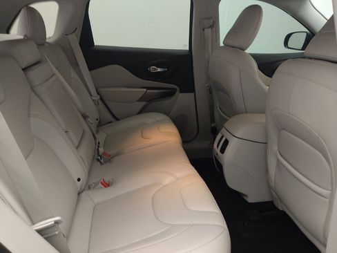 Used 2019 Jeep Cherokee Limited FWD image 19