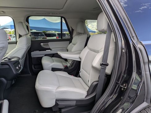 Certified 2025 Ford Expedition Platinum image 28