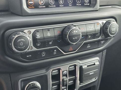 Used 2022 Jeep Wrangler Unlimited Sahara w/ Cold Weather Group AWD/4WD image 31