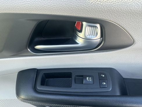 Used 2021 Chrysler Pacifica Touring-L image 42