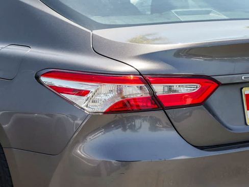 Used 2018 Toyota Camry LE FWD image 7