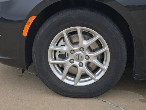 Used 2023 Chrysler Pacifica Touring-L FWD image 28