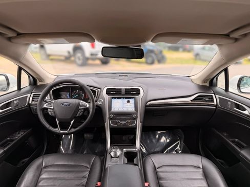 Used 2017 Ford Fusion SE w/ Equipment Group 602A FWD image 2