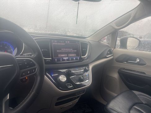 Used 2022 Chrysler Pacifica Touring-L image 20