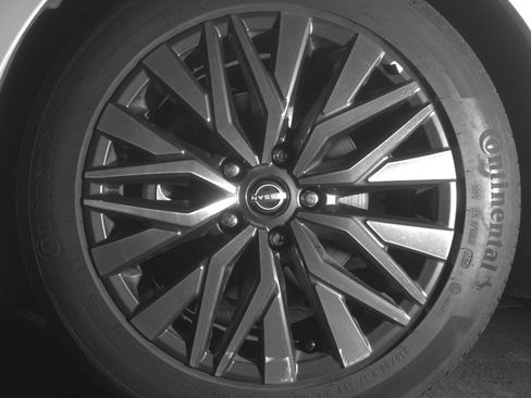 Used 2025 Nissan Altima 2.5 SV FWD image 12
