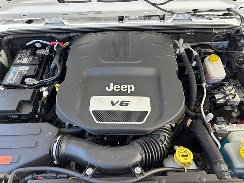 Used 2018 Jeep Wrangler Unlimited Sport w/ Connectivity Group AWD/4WD image 23