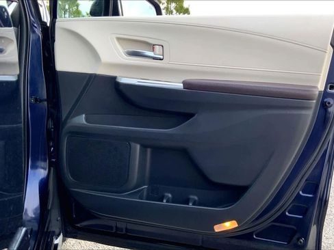 Used 2022 Toyota Sienna Platinum image 21