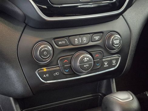 Used 2022 Jeep Cherokee Limited AWD/4WD image 28