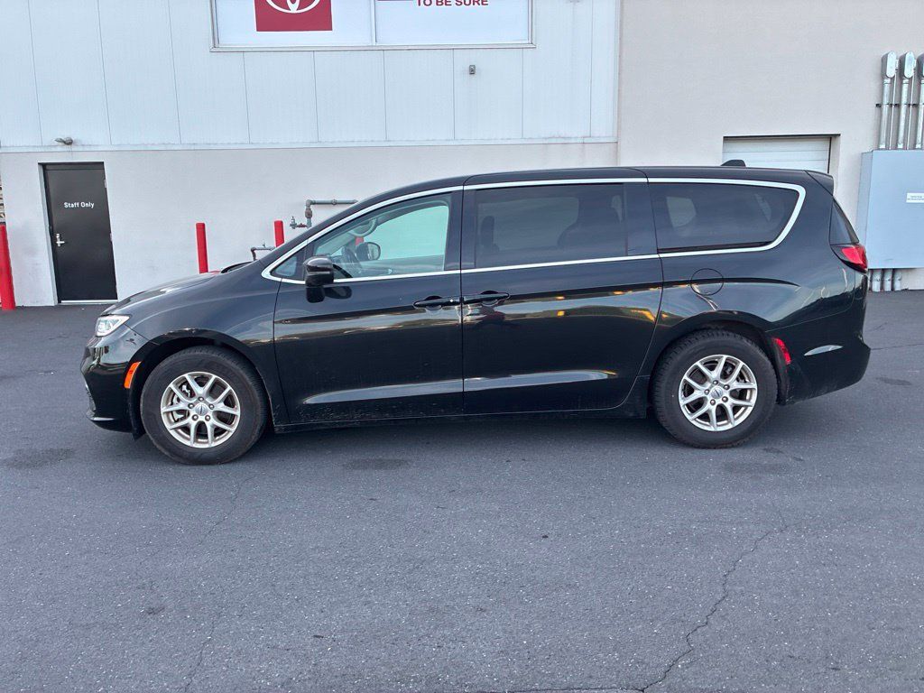 Used 2023 Chrysler Pacifica Touring-L FWD image 15