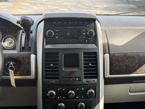 Used 2010 Dodge Grand Caravan SXT image 7