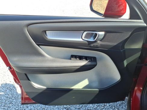 Used 2019 Volvo XC40 T4 Momentum FWD image 22