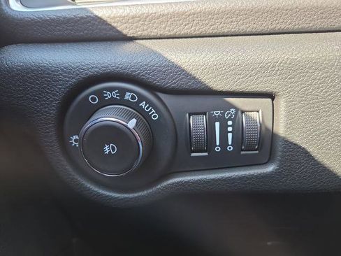 New 2026 Chrysler Pacifica Limited w/ Uconnect Theater Family Group image 25