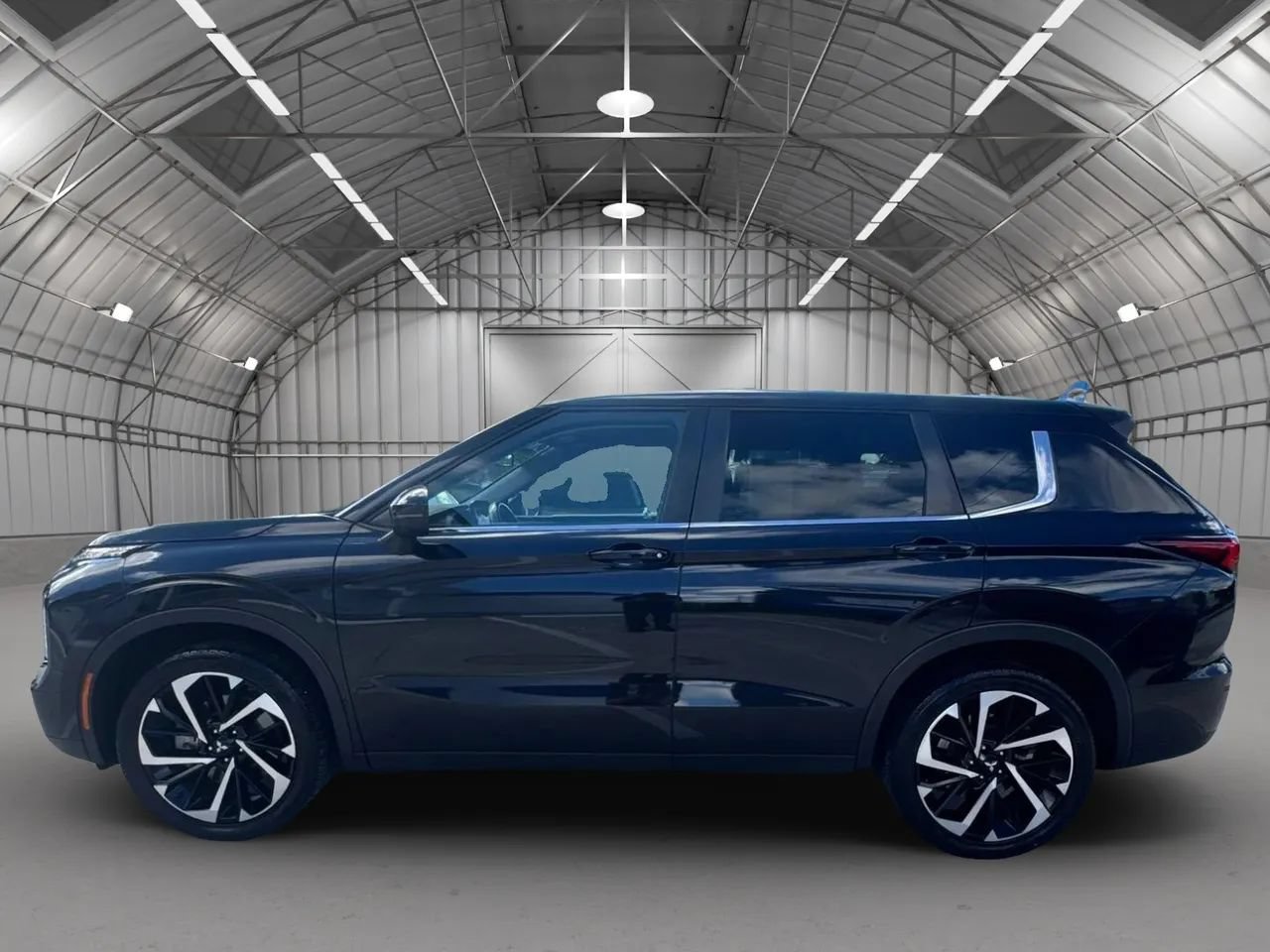 Used 2023 Mitsubishi Outlander SE FWD image 3