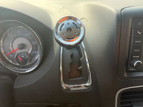 Used 2015 Chrysler Town & Country Touring image 17