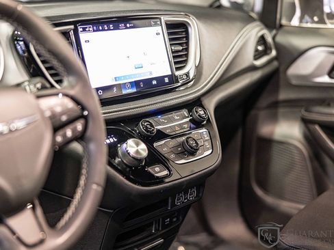 Used 2022 Chrysler Pacifica Touring image 22