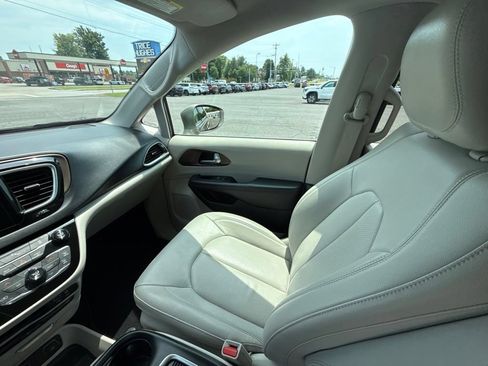 Used 2018 Chrysler Pacifica Touring-L Plus FWD image 17