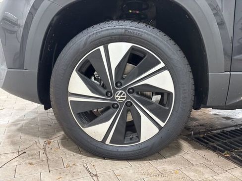 New 2025 Volkswagen Taos SE image 5