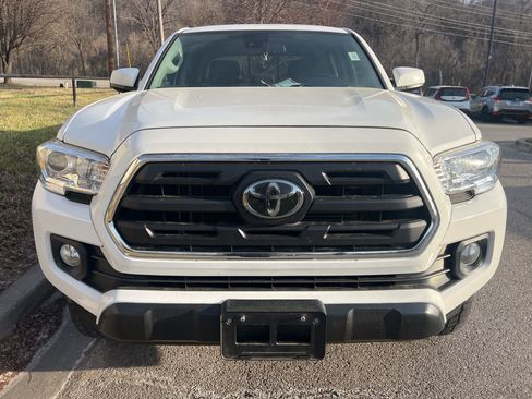 Used 2019 Toyota Tacoma SR5 image 2