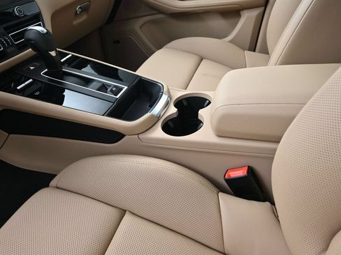 Certified 2026 Porsche Macan AWD/4WD image 22