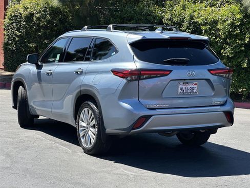 Used 2022 Toyota Highlander Platinum image 4