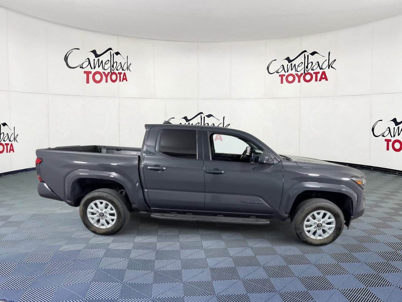 Used 2025 Toyota Tacoma SR5 AWD/4WD image 4