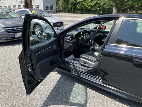 Used 2020 Toyota Camry SE FWD image 19