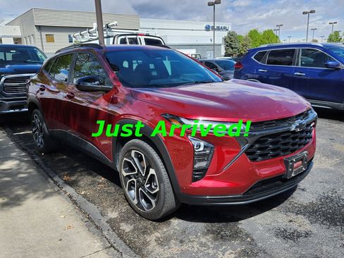 Used 2024 Chevrolet Trax RS w/ Driver Confidence Package FWD image 3