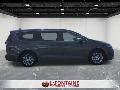 Used 2023 Chrysler Pacifica Touring-L image 6