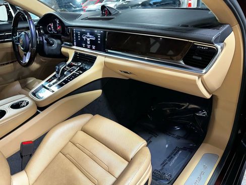 Used 2018 Porsche Panamera 4 image 37