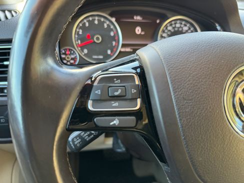 Used 2016 Volkswagen Touareg Sport image 22