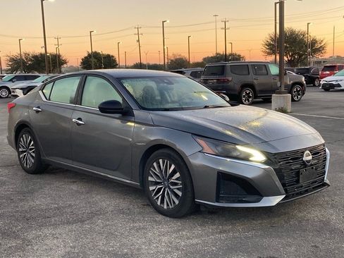 Used 2024 Nissan Altima 2.5 SV image 3