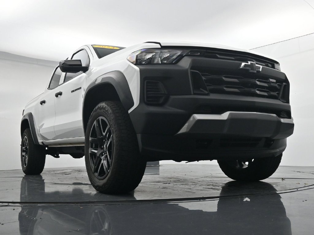 Used 2024 Chevrolet Colorado Trail Boss w/ Technology Package AWD/4WD image 32