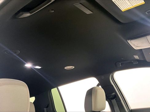 Used 2025 Chevrolet Traverse LT image 28