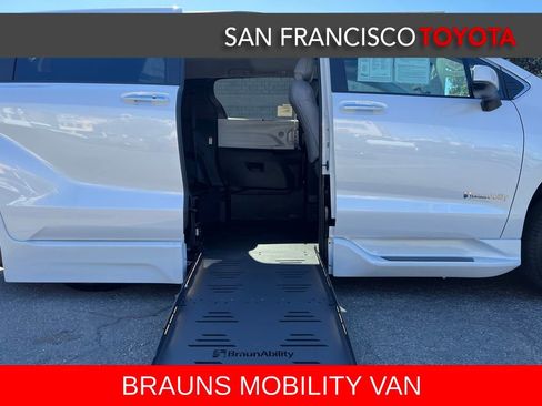 Used 2026 Toyota Sienna XLE FWD image 15