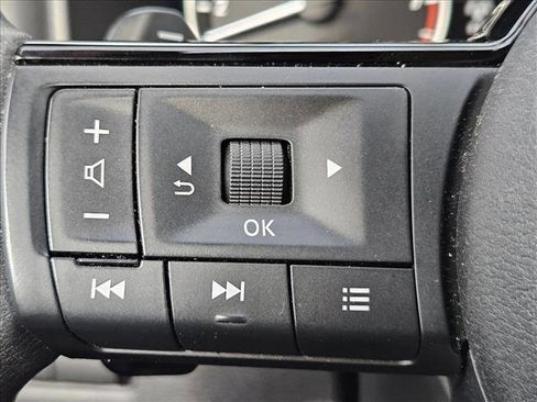 Used 2023 Nissan Rogue SV image 16