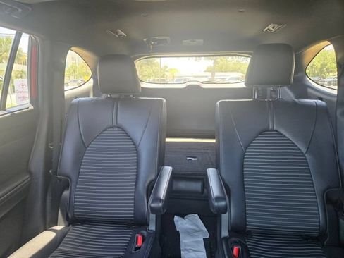Used 2022 Toyota Highlander XSE AWD/4WD image 3