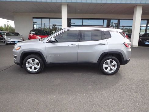 Used 2018 Jeep Compass Latitude w/ Popular Equipment Group AWD/4WD image 2