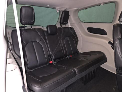 Used 2023 Chrysler Pacifica Touring-L w/ Uconnect Theater Family Group AWD/4WD image 9