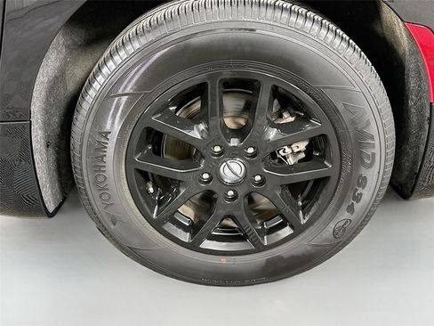 Used 2023 Chrysler Pacifica Touring-L image 29