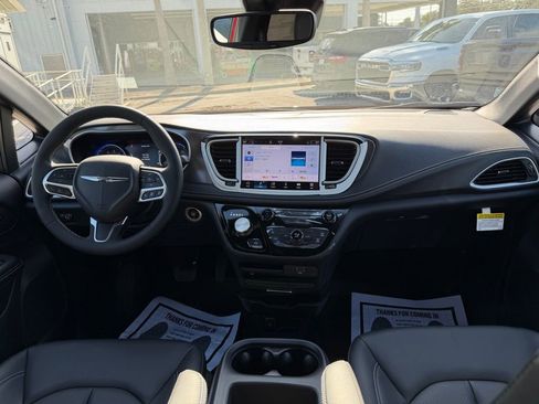 New 2026 Chrysler Pacifica Select FWD image 33