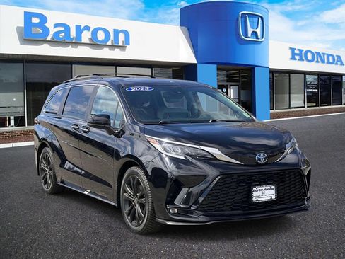 Used 2023 Toyota Sienna XSE w/ XSE Plus Package FWD image 1