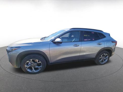 Used 2025 Chevrolet Trax LT w/ LT Convenience Package image 4