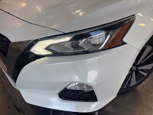 Used 2022 Nissan Altima 2.5 SV w/ SV Premium Package image 9