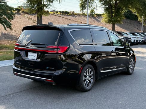 Used 2025 Chrysler Pacifica Pinnacle FWD image 5
