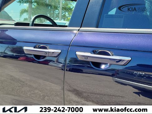 Used 2025 Kia Carnival EX FWD image 7